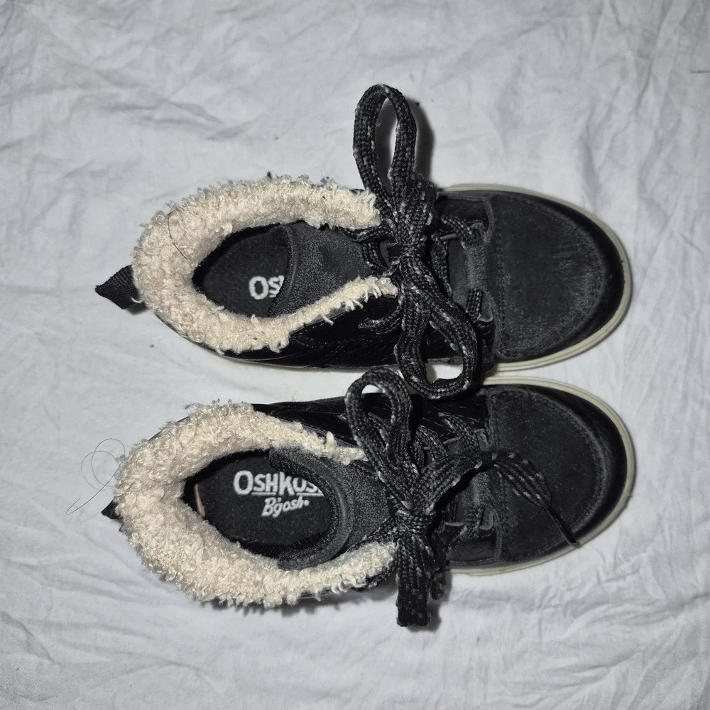 OshKosh B'gosh Castle Kids Black Faux Fur Lined Lace-Up High Top Sneakers 7M